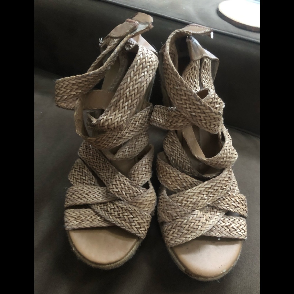 Dolce vita wedges. Missing one tassel on the back